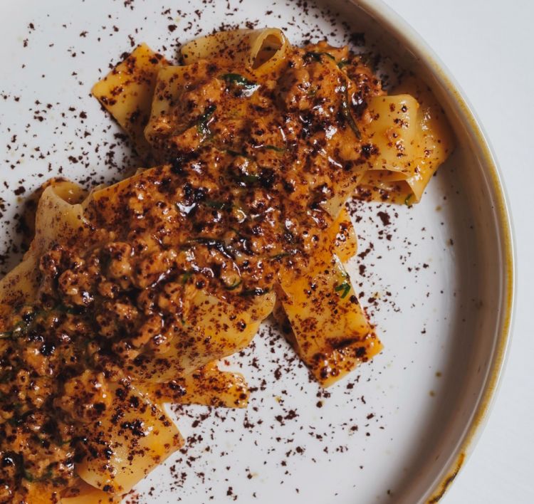 Pappardella di semola
Con rag&ugrave; d&rsquo;anatra, burro salato e cacao amaro
