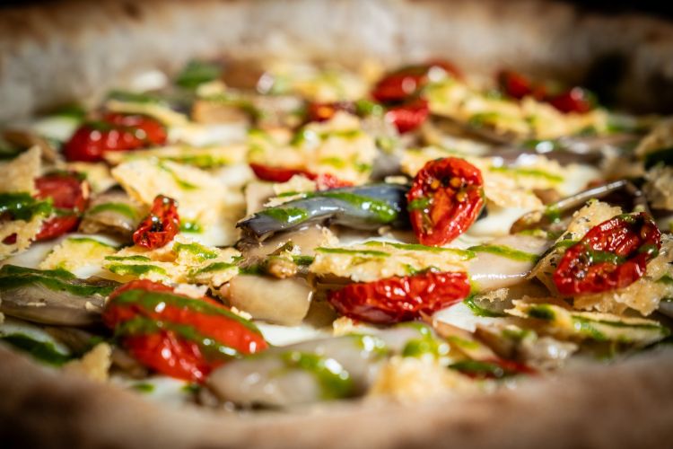 La Parmigiana, con melanzane “a funghetto”, bufala, basilico, datterino confit e chips di parmigiano
