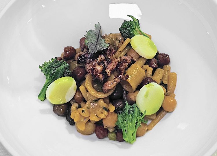 Pasta mista in zuppa di ceci della Murgia, mugnoli e calamaretti