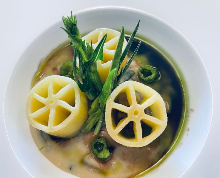Ruote pazze Benedetto Cavalieri, fave, puntarelle selvatiche, estratto di olive dolci e cipolla rossa all’aceto