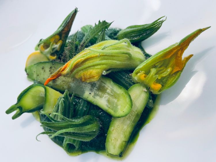 Assoluto di zucchina con pennette, foglie e fiori, ristorante Pashà, chef Michele Spadaro