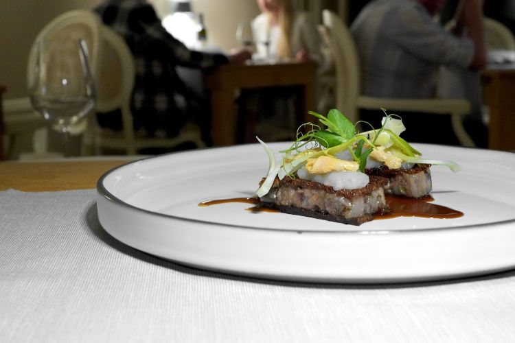 Scampo, vitello e foie gras. Una testina di vitello in crosta di pane con tartare di scampi e foie gras. Molto buono. Tutte le foto dei piatti sono di Tanio Liotta
