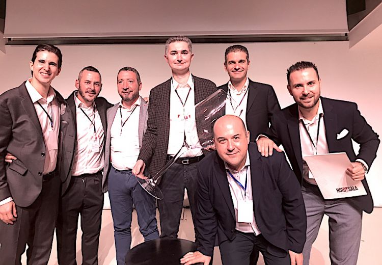 Alberto Santini, al centro con una grande coppa in cristallo, premio per la migliore sala italiana, quella della famiglia Santini del Pescatore a Canneto sull'Oglio in provincia di Mantova. Con Santini jr. il direttivo di Noi di Sala. Alla sua destra Davide Merlini, Rudy Travagli e Luca Boccoli; alla sua sinistra Marco Amato e Matteo Zappile, accucciato Alessandro Pipero