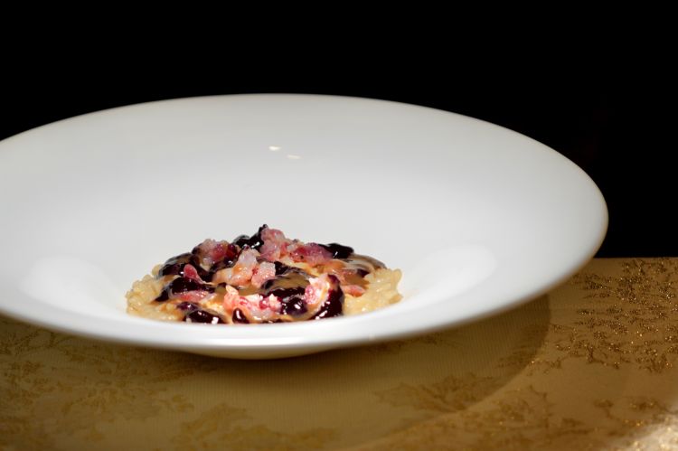 Passeggiata in Carnia: risotto alla parmigiana con crema di mirtilli di bosco, jus di funghi porcini e varhackara di Timau (&egrave; un condimento tradizionale della Carnia: un pesto di lardo in cui si incorporano e si tritano finemente ritagli di salumi - salame, speck affumicato, guanciale, pancetta, ossocollo - poi profumato con erbe aromatiche. &Egrave; Presidio Slow Food)
