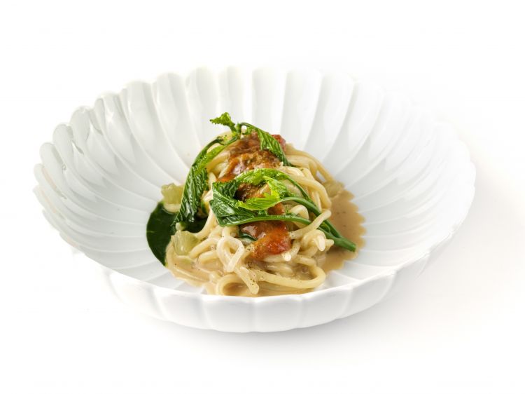 Pasta, ricci di mare, bieta e nocciola: spaghetto artigianale con crema di bieta e nocciola dell’Etna, ricci di mare, foglie di limone bruciato, scaglie di limone e sanapo. Equilibrio esemplare tra sapori e consistenze: il dolce e l'umami dei ricci di mare sono bilanciati dall’amaro della bieta e dall'acidità agrumata del limone