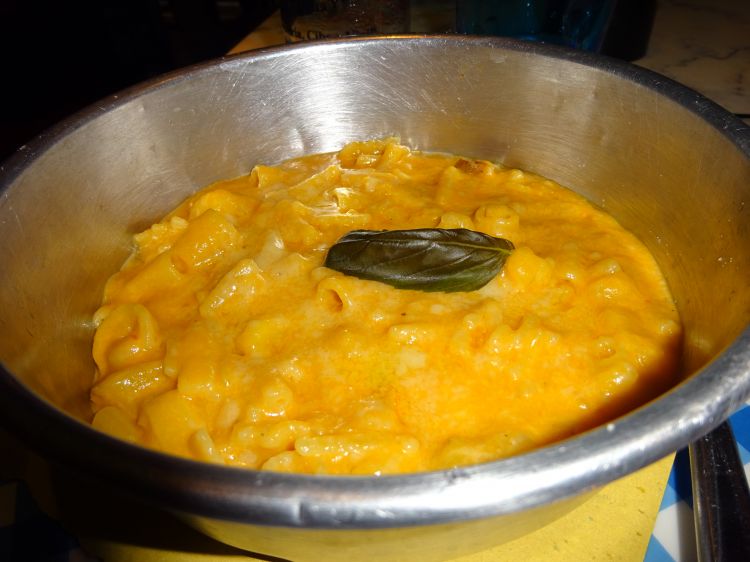 Pasta con patate, provola e guanciale servita direttamente nel tianiello, tegamino con coperchio