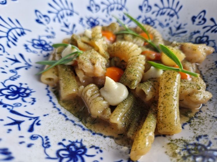 Pasta mista cotta in un ristretto di pesci di scoglio, con crema di finocchio, pomodorino del piennolo aromatizzato all’arancia, alloro e finocchio di mare