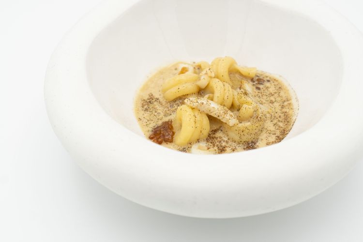 Trottole, salsa al cibreo, seppia, uova di pesce e tuorlo affumicato