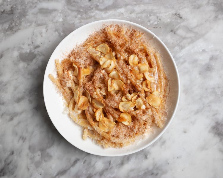 La pasta Yiayia, bucatini conditi con una ricca salsa a base di burro nocciola, feta, aglio, parmigiano e cannella