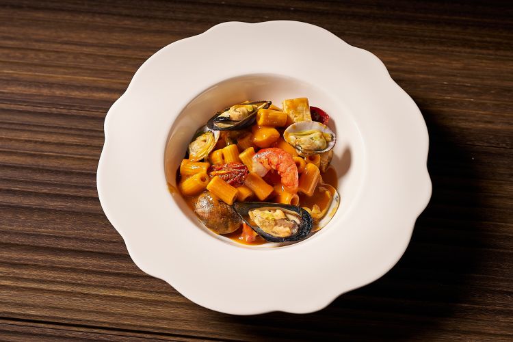 Tubetti di pasta fresca al cacciucco e gamberi rosa