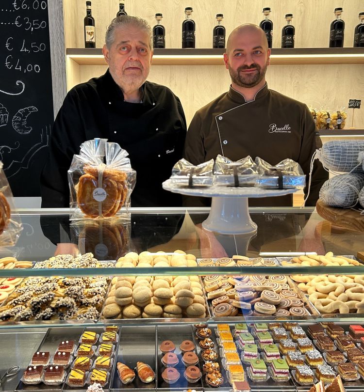 Da sinistra, Lino Bacelle con il figlio Nicol&ograve; nella loro pasticceria a Galzignano Terme: tra le loro creazioni pi&ugrave; legate al territorio la sbrisolona alle ciliegie e il Riccio, dolce simbolo dei Colli Euganei con farina di castagne, miele, olio extravergine e grappa veneta
