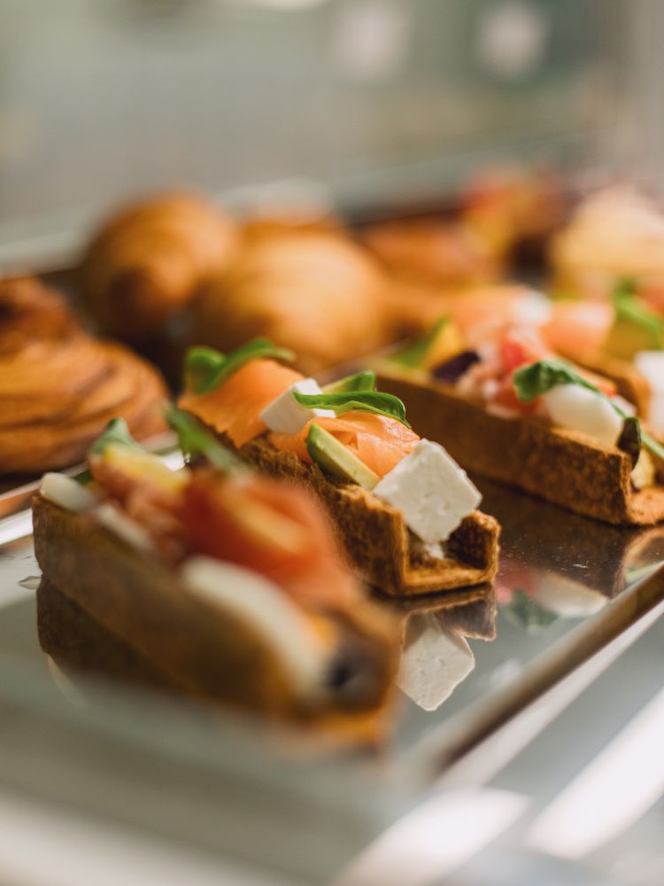 Alcune delle delizie disponibili al bancone della Pasticceria Eden a Bologna
