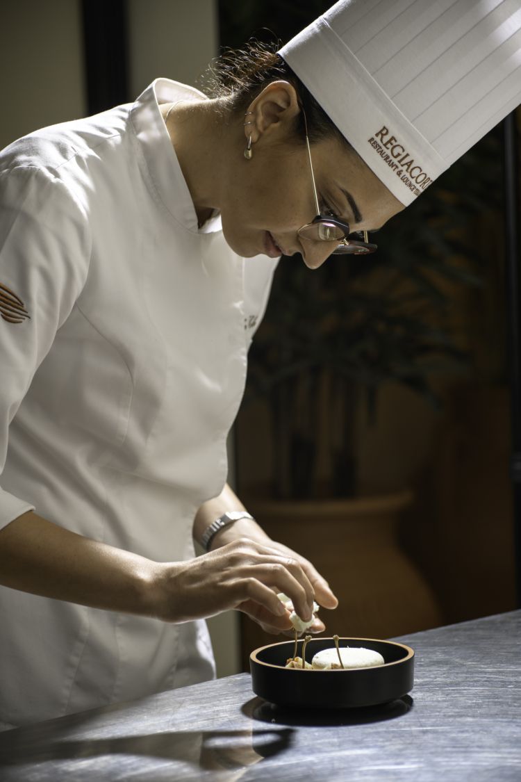 Paola Calemme, classe 1988, è la  pastry chef e sous chef del ristorante Regiacorte. Di origine napotelana,  si laurea in ingegneria edile, per poi dedicarsi completamente alla sua passione per la pasticceria
