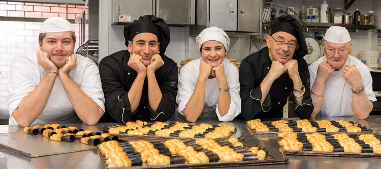 Lo staff della pasticceria Ceccon in piazza Carp