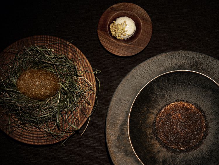 Patata cotta nel fieno, Topinambur e aglio nero, Crema di pane fermentato e polline