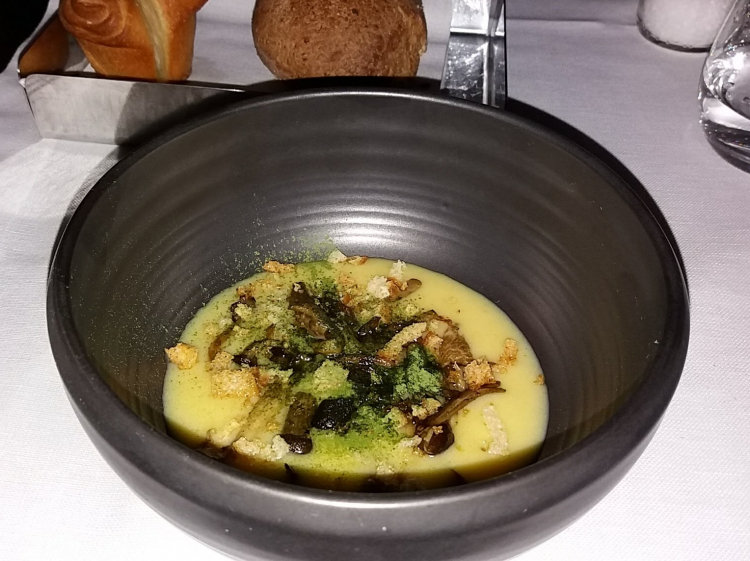 Patate e funghi, piatto esemplificativo della "filosofia in cucina" dello chef