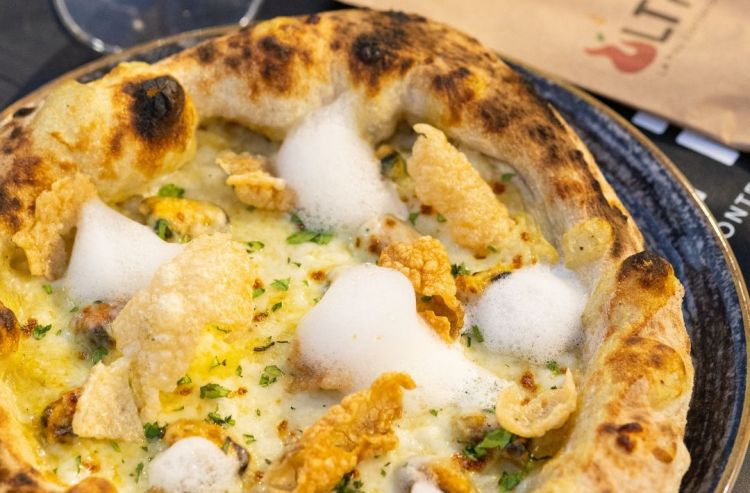 Patate riso e cozze, con crema di patate e cozze, cozze gratinate, chips di riso, prezzemolo tritato, aria di latte di fiordilatte