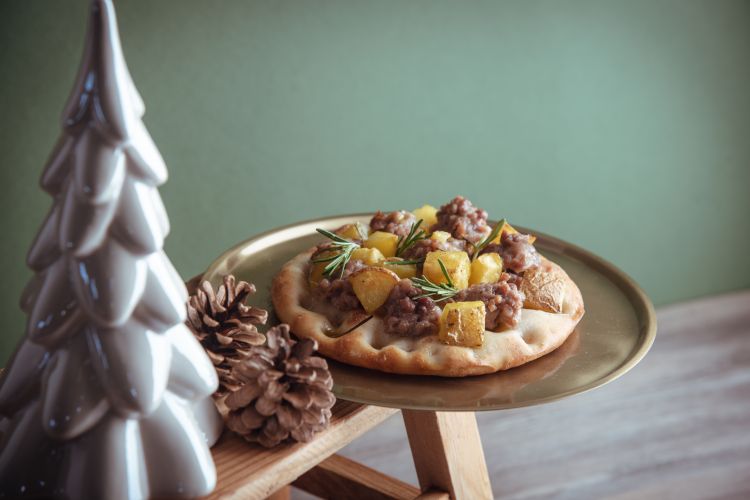 La pizzetta Salsiccia e patate è tra le più iconiche e vendute di Donna Tina, fin dai tempi della nonna