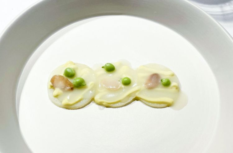 Al dente potatoes, honeysuckle flower mayonnaise, roasted bitter almonds and raw peas. The potatoes are wonderful and satisfying in their unexpected crunchiness (one potato, one bite), cooked in a butter and lemon emulsion, 'al dente' like the pasta (and peas) (photo Passione Gourmet)
