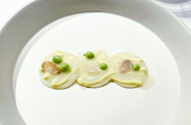 Patate al dente, maionese ai fiori di caprifoglio, mandorle amare tostate e piselli crudi. Splendida e appagante per la sua inaspettata croccantezza il morso delle patate (una patata, un boccone), cotte in un'emulsione di burro e limone, "al dente" come la pasta (e i piselli) (foto Passione Gourmet)
