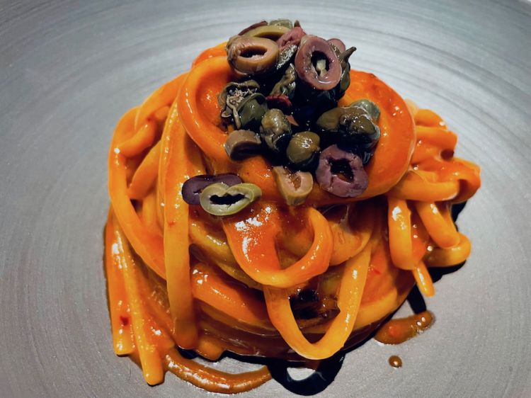 Guido Paternollo: Linguina pastificio Gentile, estrazione di peperonata, capperi, olive
