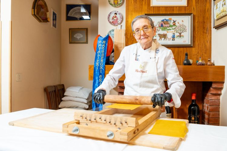 La Corradetti mentre prepara la chitarra teramana
