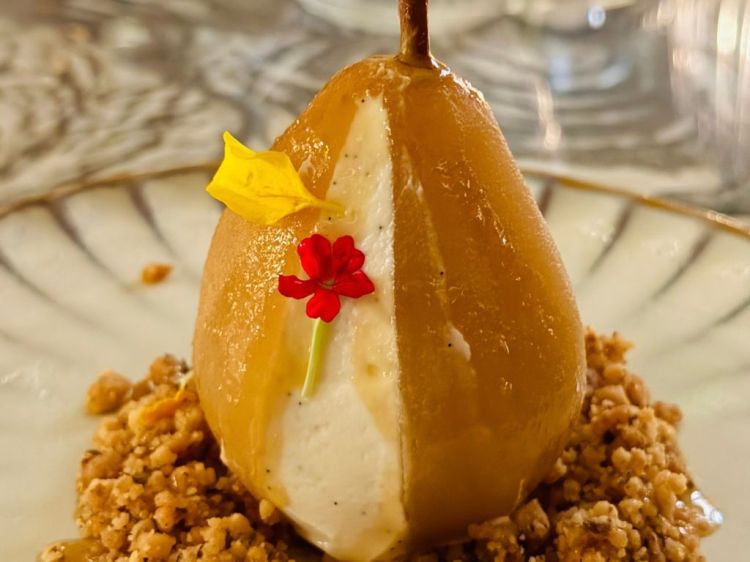 Uno dei piatti più sfiziosi da assaggiare nel nuovo ristorante dentro l'hotel Porta Rossa di Firenze: Pere e ricotta, Vin Santo e noci