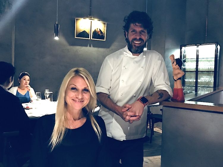 Il sorriso di Paulo Airaudo fotografato a fine servizio. In primo piano, la giornalista Elisabetta Canoro
