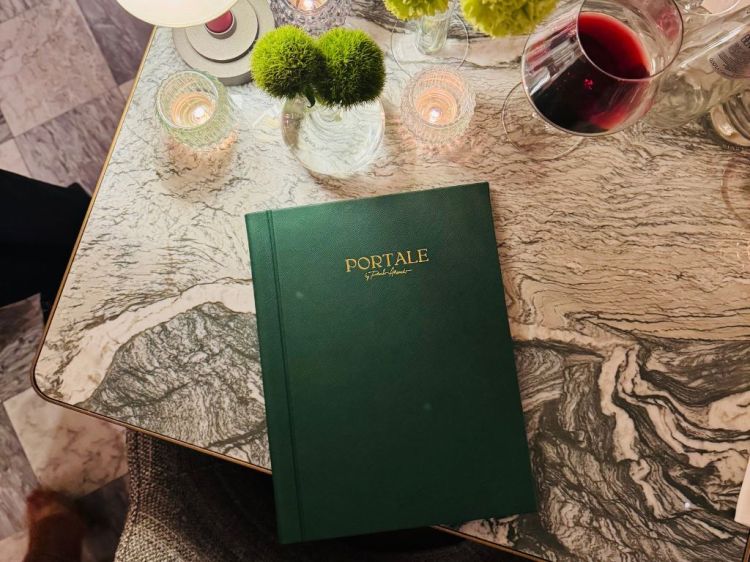 Il menu di Portale si muove all'interno della tradizione italiana: Pappa al pomodoro, Fagioli all'uccelletto, Filetto alla Rossini e diversi altri classici. Lo chef afferma infatti: «Portale nasce dal mio amore per la cucina italiana più autentica»