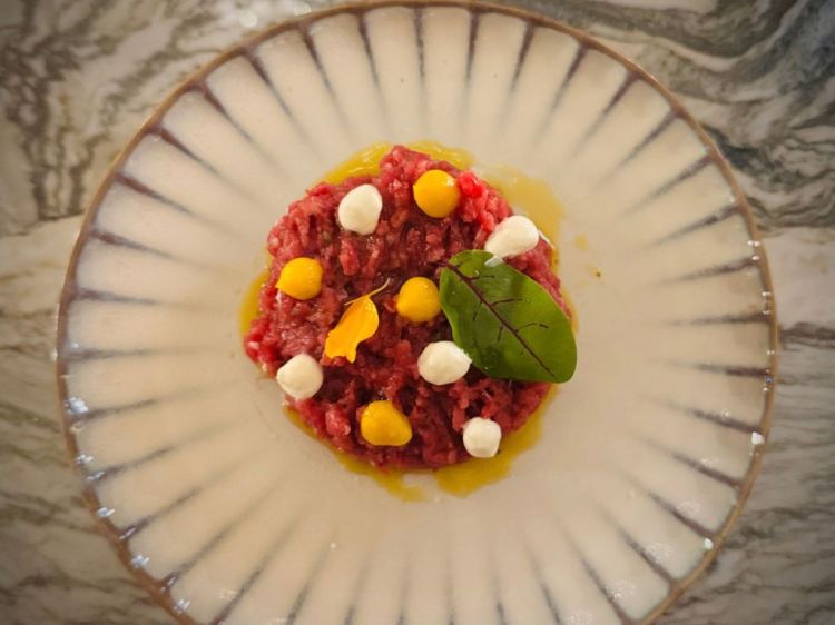 Uno dei piatti disponibili da Portale by Paulo Airaudo a Firenze: Tartare di Fassona, salsa all'uovo e yogurt al rafano