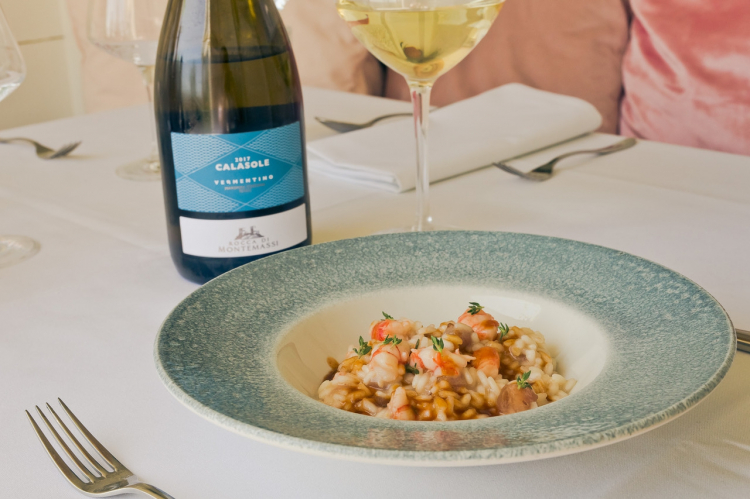 Primo piatto tristellato, targato Pinchiorri: Risotto con gamberi, nervetti di vitello e polvere di liquirizia. In tandem il Calasole by Rocca di Montemassi, realtà maremmana incastonata fra Tirreno e Colline Metallifere. Un vermentino in purezza, dalle note d’agrumi e dalla spina dorsale minerale. In alternativa, L’Equilibrista di Birra del Borgo, una grape ale figlia dell’attrazione fatale fra mondo vitivinicolo e pianeta brassicolo.
