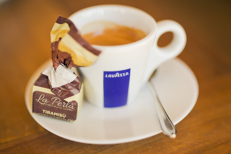 Al termine caffè Lavazza e Tiramisù Chocolate Truffle “Viaggio in Italia Special Edition” by La Perla di Torino
