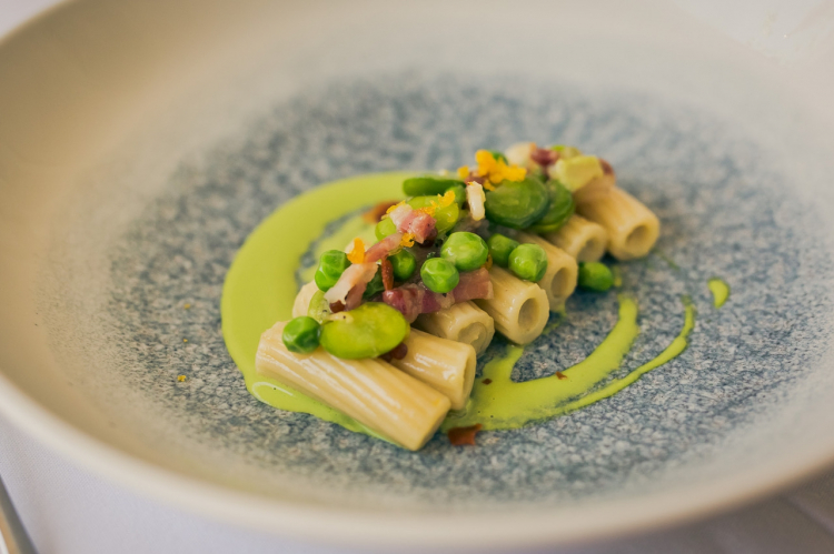 Dopo il riso, i Rigatoni Monograno Felicetti, ripieni di carciofi alla romana, vignarola, bottarga e caviale di alici. Un piatto di Cristina Bowerman. Nel calice, il fruttato e floreale Fiano della Masseria Altemura, nonché con l’Enkir del birrificio di Borgorose. Una birra polposa, resinosa e speziata, che elegge fra gli ingredienti il triticum monococcum