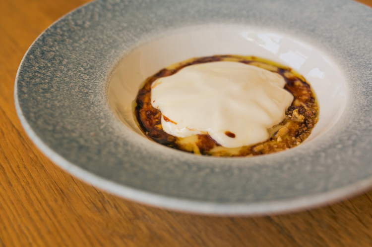 I piatti. Si è partiti con Cicerchie dei Monti Dauni in crema con taleggio della Valsassina e mosto cotto di fichi by Negrini-Pisani. Incontro ravvicinato fra Lombardia (patria di Alessandro) e Puglia (culla di Fabio). In abbinamento: lo spumante brut Rosamaro da uve negroamaro della salentina Masseria Altemura. Mentre Birra del Borgo, maison reatina di Borgorose, ha presentato La Saracena, con grano saraceno tartarico. Segni distintivi? Tono dorato, schiuma compatta e freschi richiami erbacei