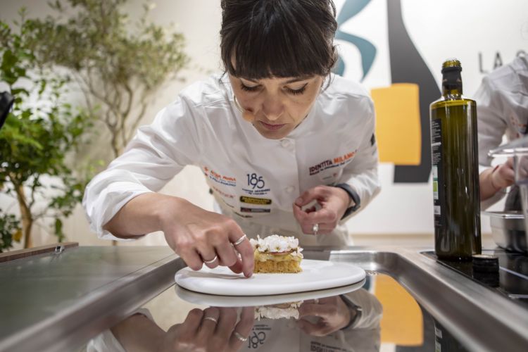 Chiara Pavan mentre conclude la preparazione di Toast di granchio blu e fiori di prugnolo
