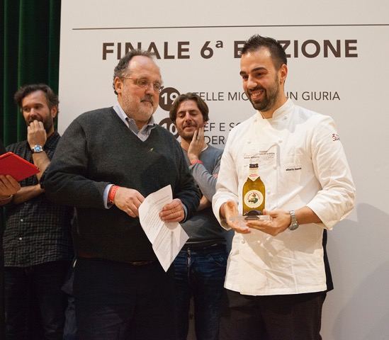 Paolo Marchi consegna il premio Voto del Pubblico 2016 ad Alberto Basso, chef del 3Quarti di Grancona (Vicenza)

