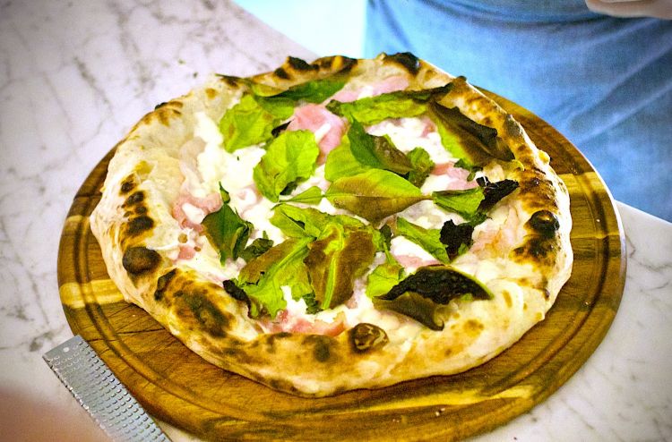 Pizza con fior di latte di Agerola, fette di pancetta cotta, basilico e foglie di limone, eliminate poi all’uscita dal forno, il tutto finito con una leggera grattugiata di buccia di limone
