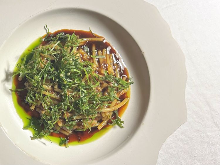 Spaghetti spezzati mantecati con la pecora alla "rzzaul" di Michele Varvara, intingolo di bacche fermentate, rumex acetosa. «La mia Murgia, in un piatto. Una preparazione tipica, la pecora all’rzzaul - a cottura lenta per sfibrare la carne, dalle otto alle dieci ore in terracotta, con sedano carote e cipolle, poi condita con un goccio di vino e pecorino) incontra gli spaghetti spezzati Benedetto Cavalieri, l'acetosa e bacche di ginepro e di alloro lattofermentate