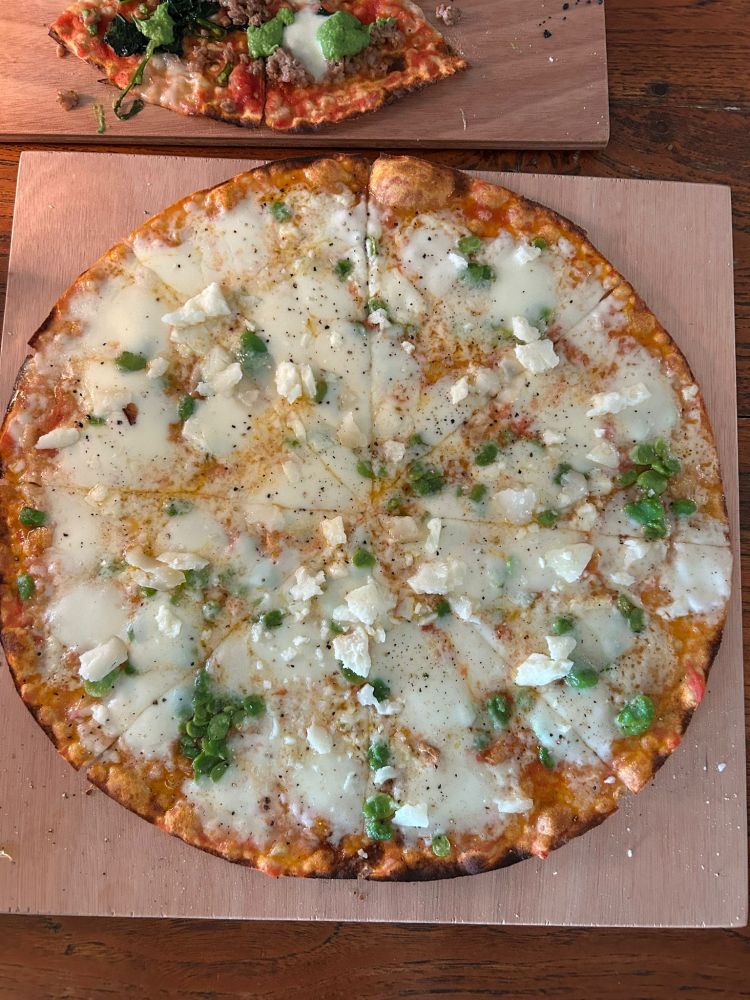 La pizza con tre diverse stagionature di pecorino, fave e pere è frutto di grande sperimentazione e ricerca