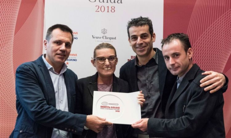 Guida Identità Golose 2018: Sara Peirone di Lavazza premia Mateu Casañas, Oriol Castro e Eduard Xatruch come "Miglior chef straniero"
