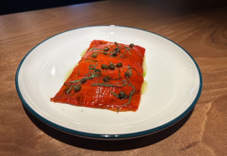 Peperoni alla brace con salsa tonnata e capperi