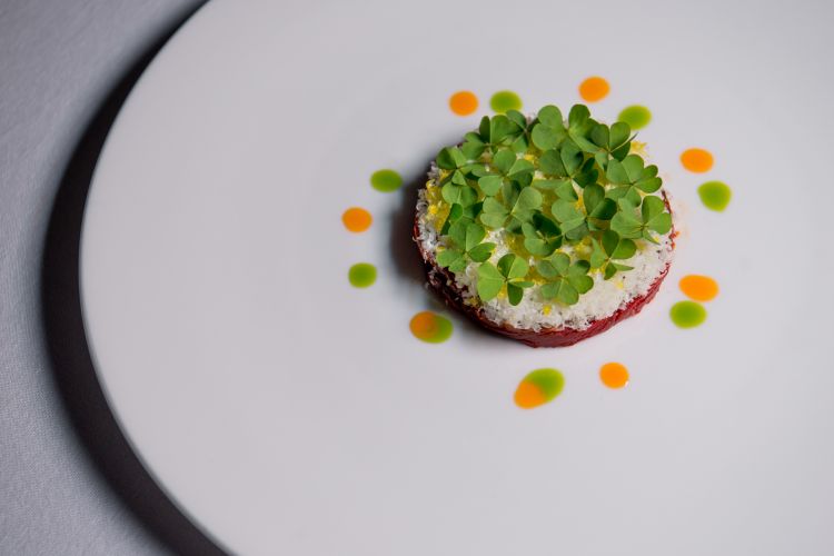 Peperone reidratato, caviale d’uovo, Parmigiano Reggiano e salsa al cerfoglio