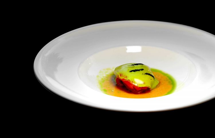 Peperone, salsa verde: peperone rosso di Carmagnola cotto al bbq e poi lasciato marinare 15 giorni in una salsa acidula, polvere di cipolla bruciata, spuma di bagnetto verde piemontese, velo di acqua di peperone. Tutte le foto dei piatti sono di Tanio Liotta
