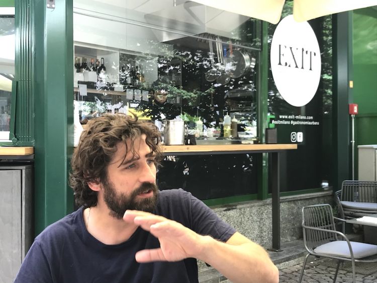 Matias Perdomo a un tavolino esterno di Exit  in piazza Erculea a Milano
