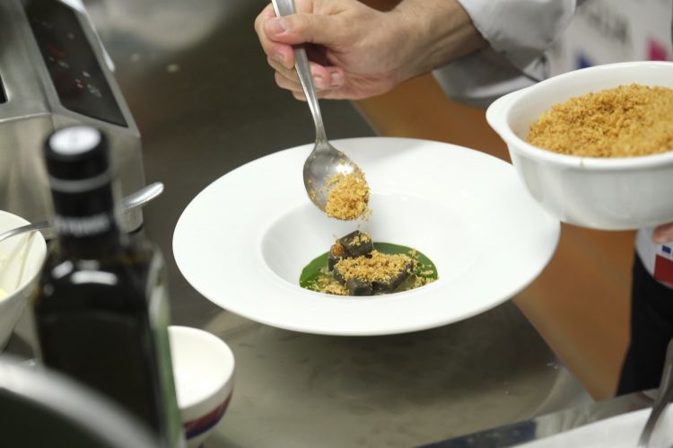 Gnocchetti di grano arso, salsa di burro, olio e spezie, crema di cavolo nero, panko e uova di trota
