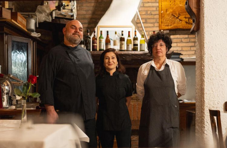 I protagonisti dell'Osteria da Alberto a Baricella (Bologna): lo chef e patron&nbsp;Alberto Zoccadelli,&nbsp;Daniela Ileana Berendei con lui in cucina e la&nbsp;ma&icirc;tre sommelier&nbsp;Martina Toffano

