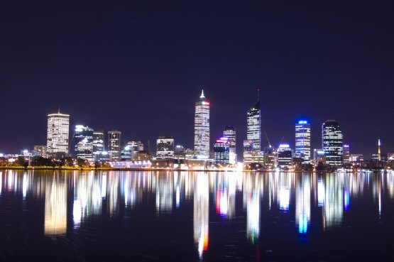 La bella skyline notturna di Perth presenta il rac