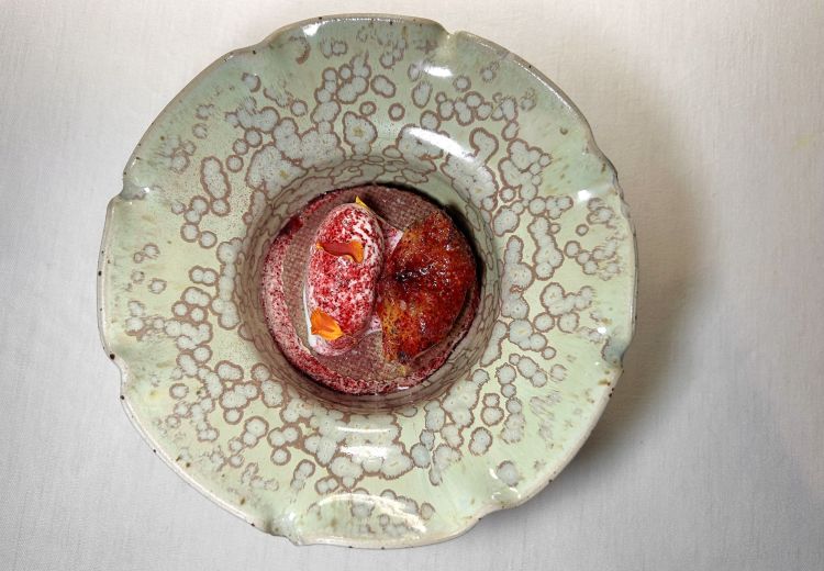 Pesca al vino, latte di capra, gelato alla vaniglia e grattachecca al basilico: alla base del piatto c’è una panna cotta al latte di capra, accompagnata da gelato alla vaniglia e granita al basilico. Chiude la pesca cotta nel vino rosso, servita con il suo stesso fondo di cottura