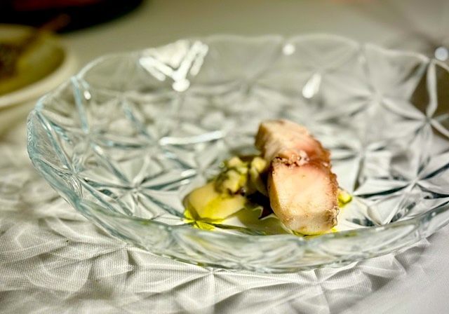 Pesce bianco cotto nelle foglie di fico, alghe, salsa di pinoli e pepe