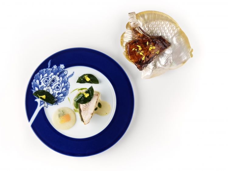 Collare di ricciola, cavolo trunzu e miso siciliano: cucinato al barbecue, glassato con estratto di pomodoro, miso siciliano, polvere di arancia, servito con cavolo trunzu. Armonia pura tra ricchezza, acidità e freschezza. Il collare di ricciola, affumicato e glassato, è il protagonista del piatto, mentre il miso siciliano aggiunge un sapore profondo di umami, che si sposa perfettamente con l'affumicatura del barbecue. La polvere di arancia e l’estratto di pomodoro conferiscono vivacità e una nota rinfrescante che ravviva il piatto, bilanciando i sapori più intensi e affumicati